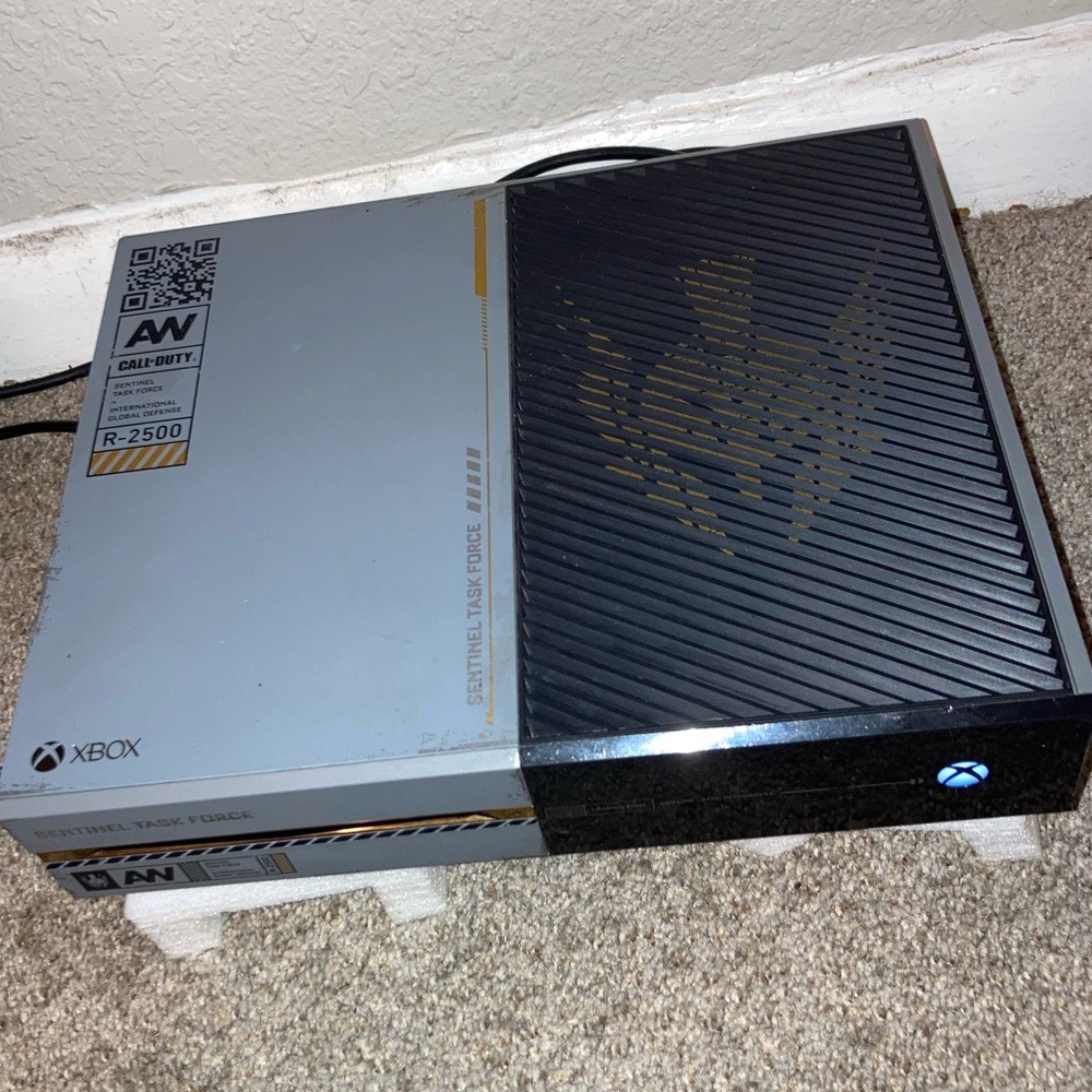Negotiable Xbox one advanced warfare edition 1TB comes with power and hdmi cord
